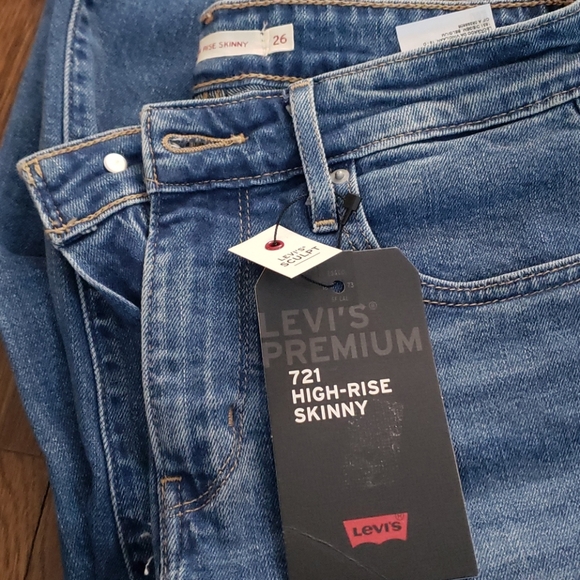 Levi's skinny jeans hole in knees - Picture 2 of 2